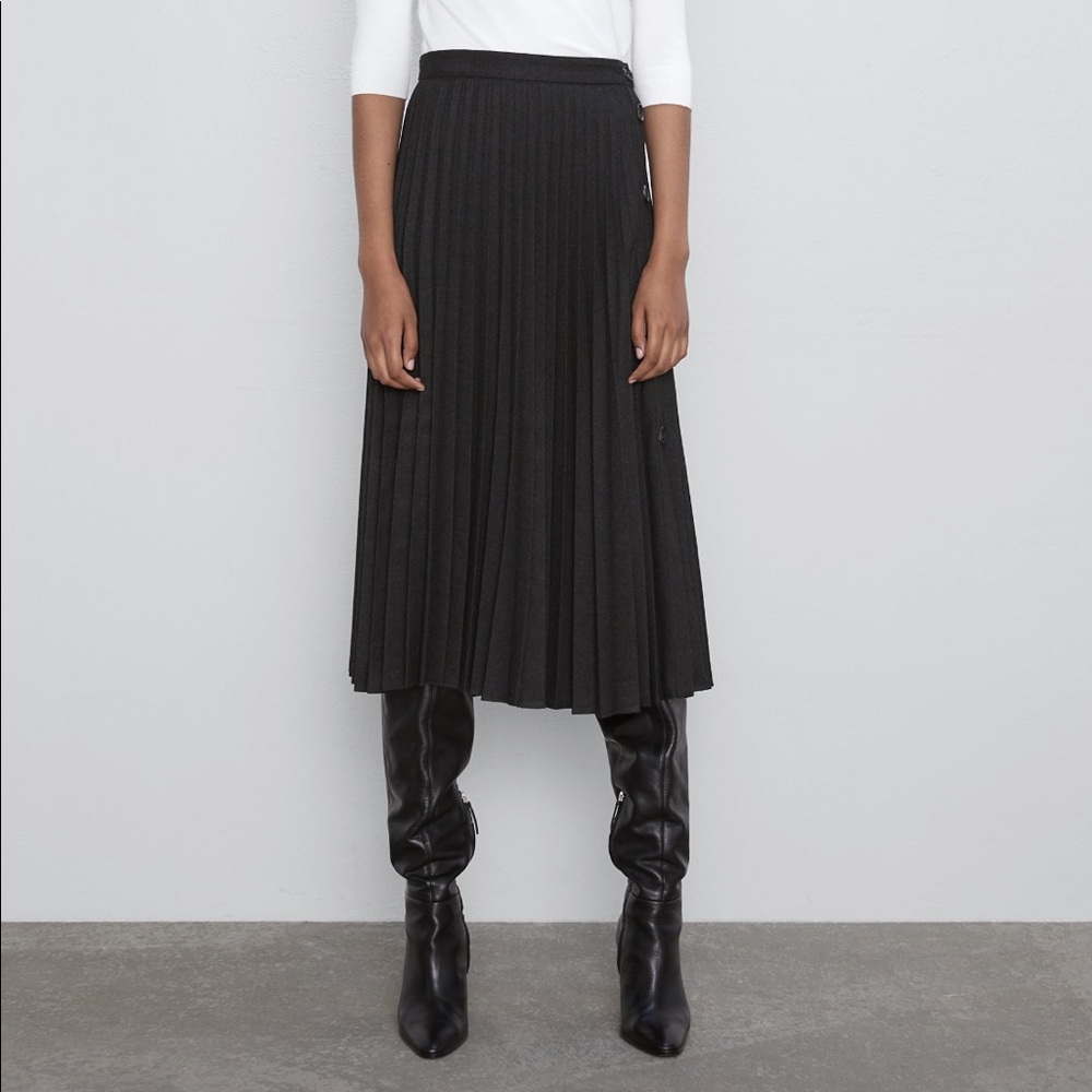 Brand new Zara pleated button skirt, size XS